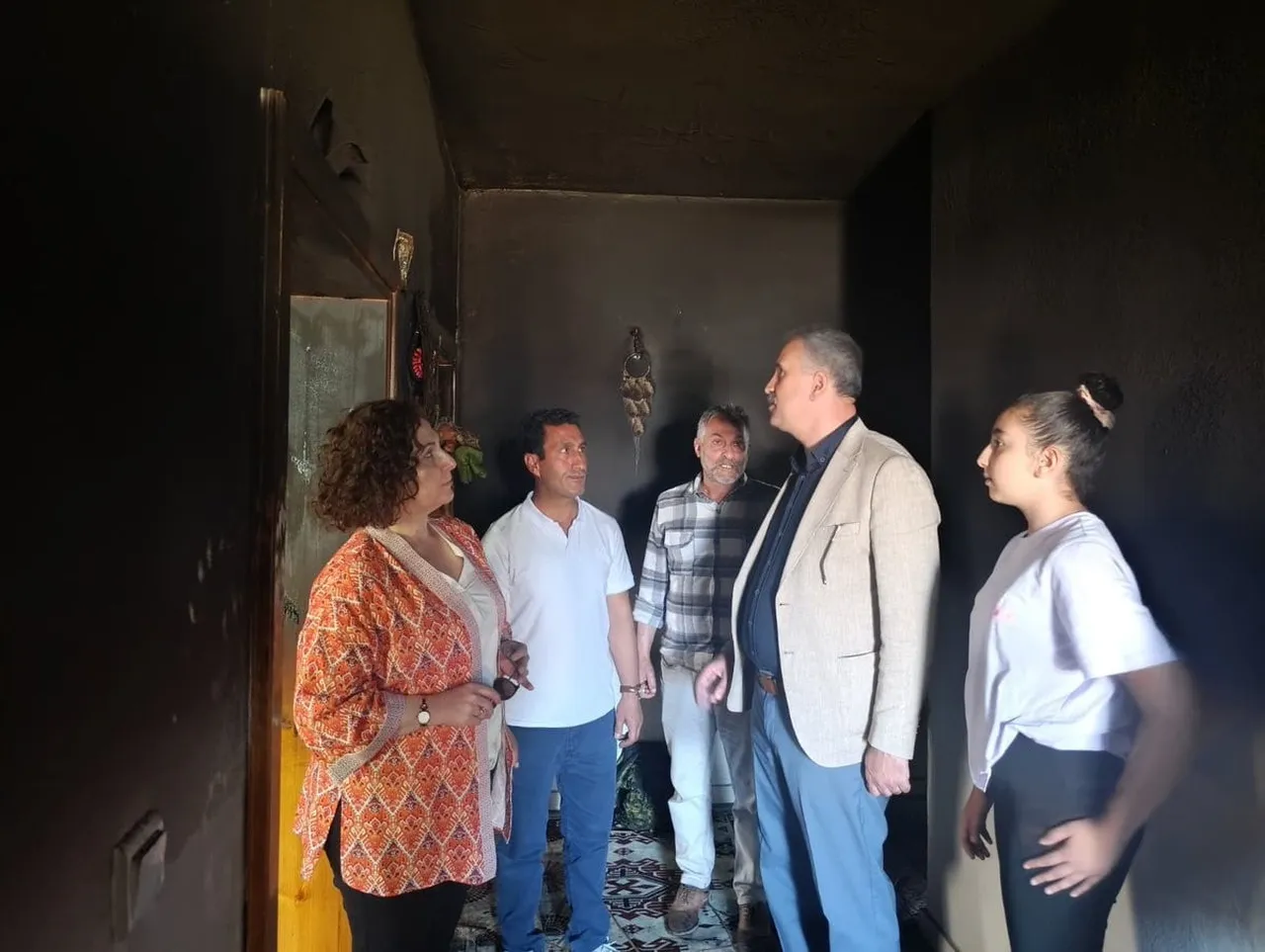 AĞRI VALİSİ ÖNDER BOZKURT, MEHMET AKİF ERSOY MAHALLESİ'NDE MEYDANA GELEN YANGINDA EVİ ZARAR GÖREN...