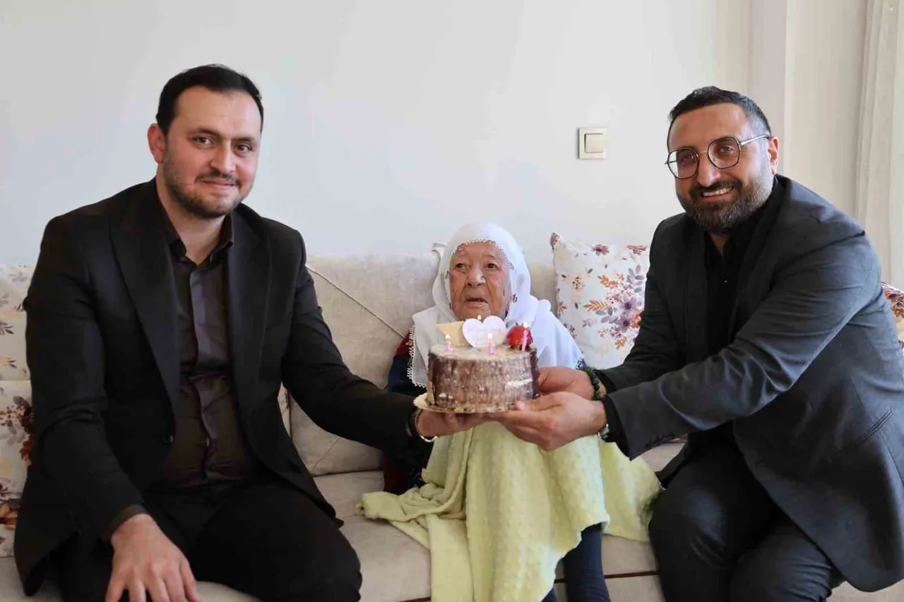 AK PARTİ ELAZIĞ İL BAŞKANI SENCER SELMANOĞLU (SOLDA) VE MAHALLE MUHTARI NECATİ KARATAŞ (SAĞDA)...