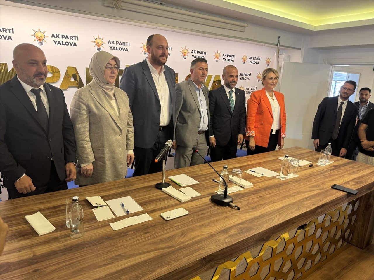 AK Parti Genel Başkan Yardımcısı Ahmet Büyükgümüş (sol 3), partisinin Yalova İl Başkanlığı...