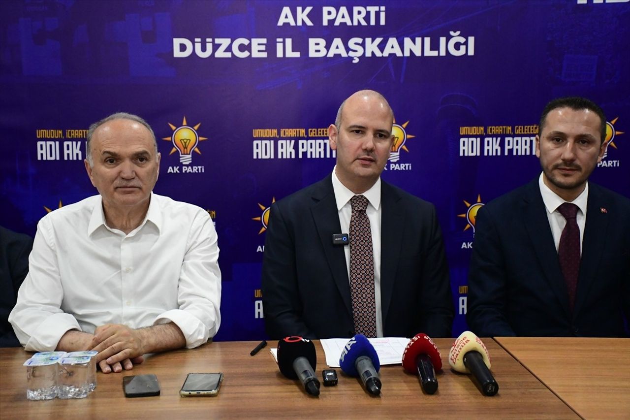 AK Parti Genel Başkan Yardımcısı Ömer İleri (ortada), "Türkiye Yüzyılı Buluşmaları" kapsamında...