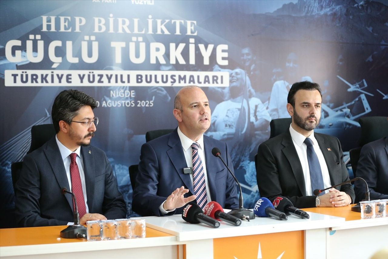 AK Parti Genel Başkan Yardımcısı Ömer İleri (ortada), "Türkiye Yüzyılı Buluşmaları" kapsamında...