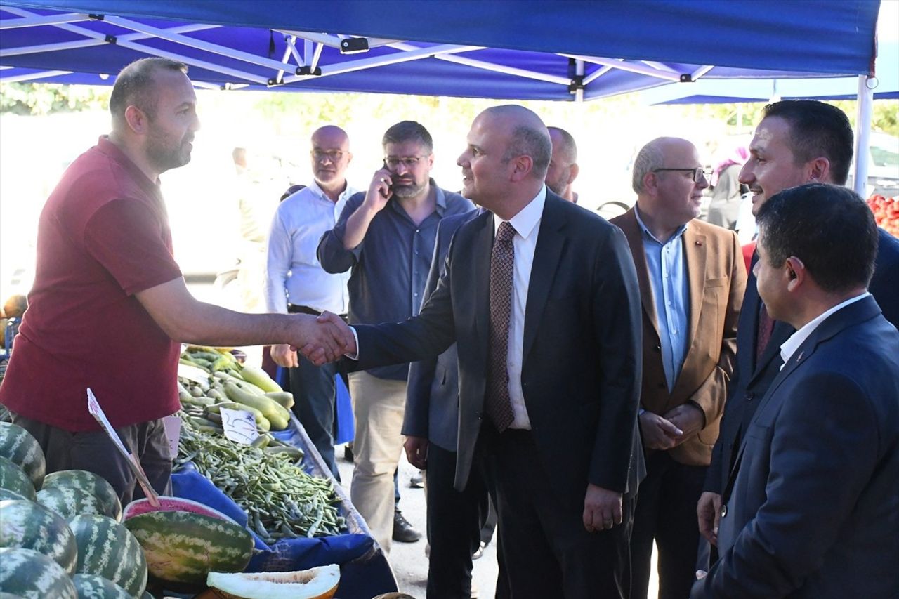 AK Parti Genel Başkan Yardımcısı Ömer İleri (sol 3), Düzce'de ziyaretler gerçekleştirdi. Hamidiye...