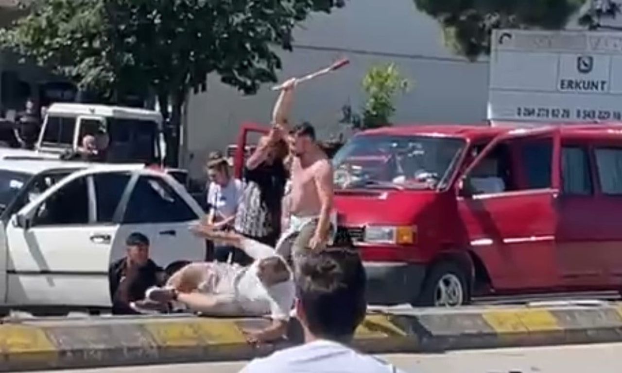 AKARYA'NIN ADAPAZARI İLÇESİNDE BULUNAN ZİRAİ ALETLER SANAYİ SİTESİ'NDE KARŞILAŞAN HUSUMETLİ...