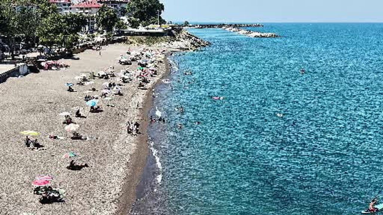 Akçakoca'da termometreler 37 dereceyi gösterdi, sahiller doldu taştı