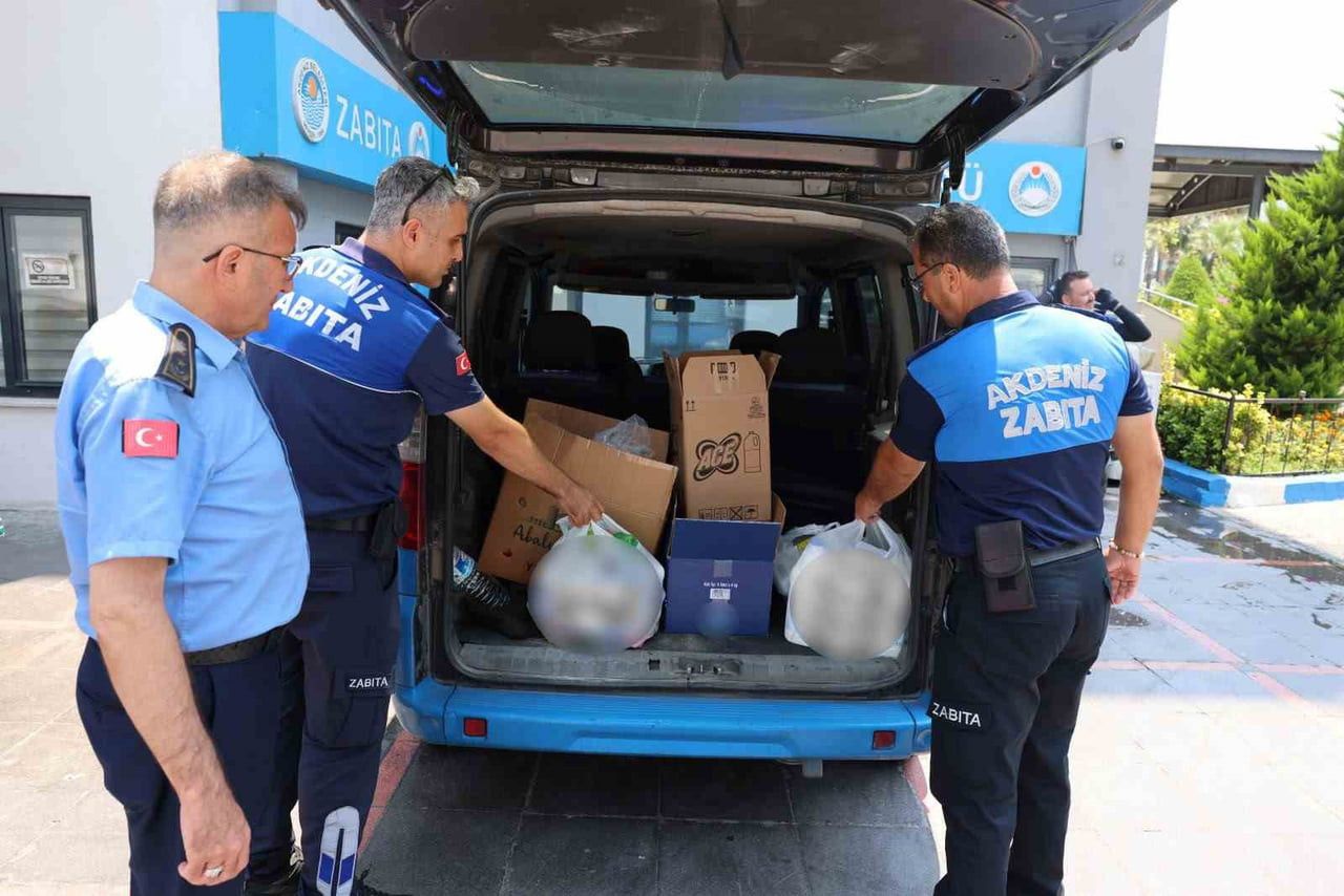 AKDENİZ İLÇESİNDE ZABITA EKİPLERİNCE BİR ZİNCİR MARKETTE YAPILAN DENETİMDE SON TÜKETİM TARİHİ...