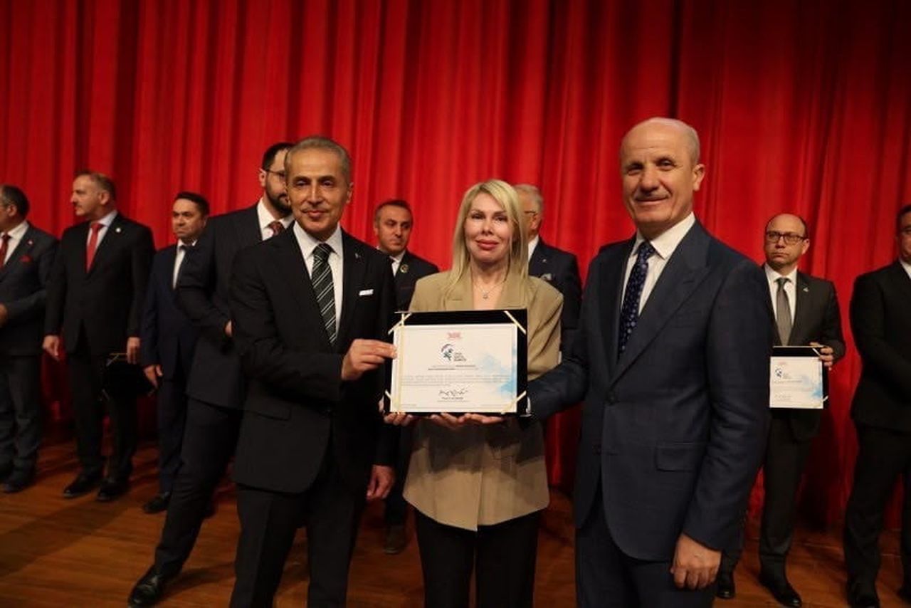 AKDENİZ ÜNİVERSİTESİ, SPOR KÜLTÜRÜNÜ GÜÇLENDİREN ÖNCÜ ÇALIŞMALARIYLA SPOR DOSTU KAMPÜS ÖDÜLÜ’NE...