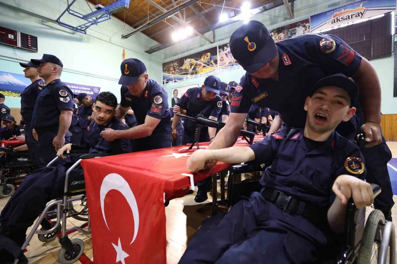 AKSARAY’DA 40 ÖZEL GENÇ BİR GÜNLÜĞÜNE ASKER OLDU. ASKERİ ÜNİFORMAYLA ASKER YEMİNİ EDEN GENÇLERİN...
