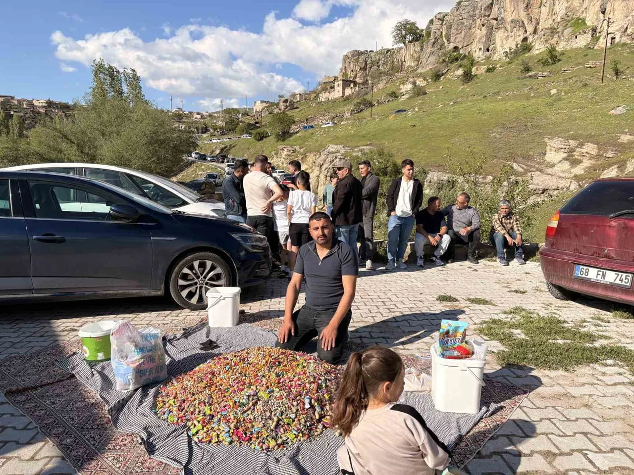 AKSARAY’IN GÜZELYURT İLÇESİNDE YILLARDIR GELENEKSEL OLARAK BAYRAM ARİFESİNDE YAPILAN ŞEKERLİ...