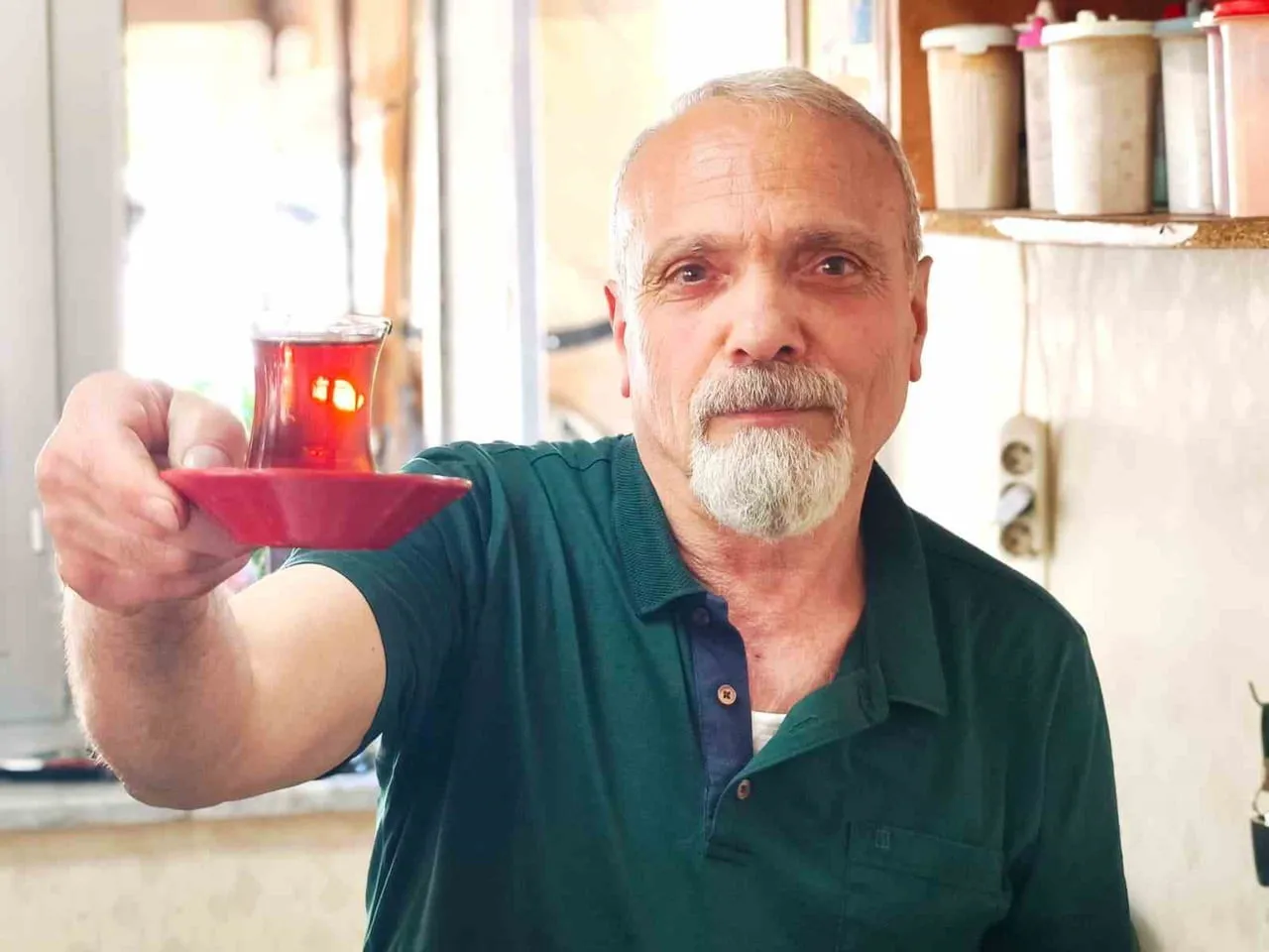 ALAATTİN BOZTAŞ, BİR YANDAN ÇAYCILIK YAPARKEN DİĞER YANDAN DA ANLIK OLARAK SÖYLEDİĞİ ŞİİRLERLE...