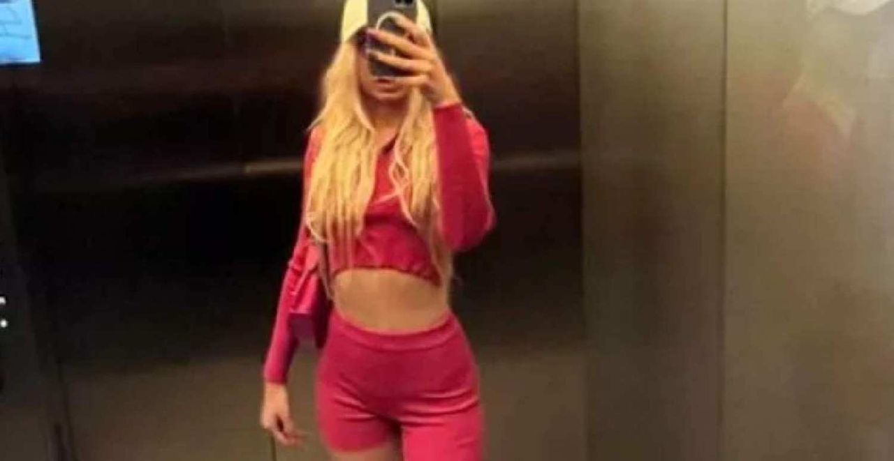 Aleyna Tilki Asansör Pozları
