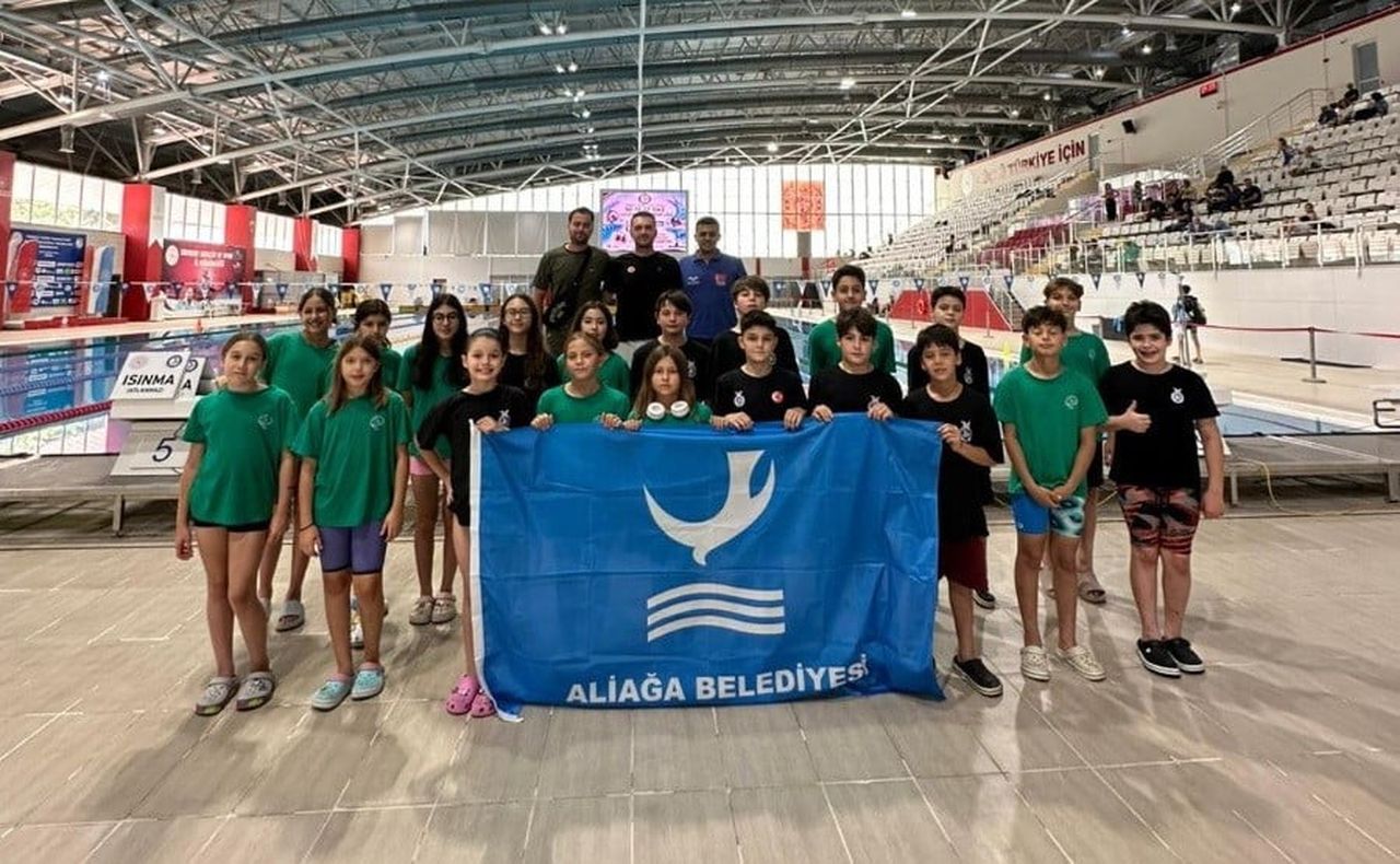 ALİAĞA'YI TEMSİL EDEN 21 SPORCU, HEM BİREYSEL EN İYİ DERECELERİNİ YÜZDÜ HEM DE ELDE ETTİKLERİ...