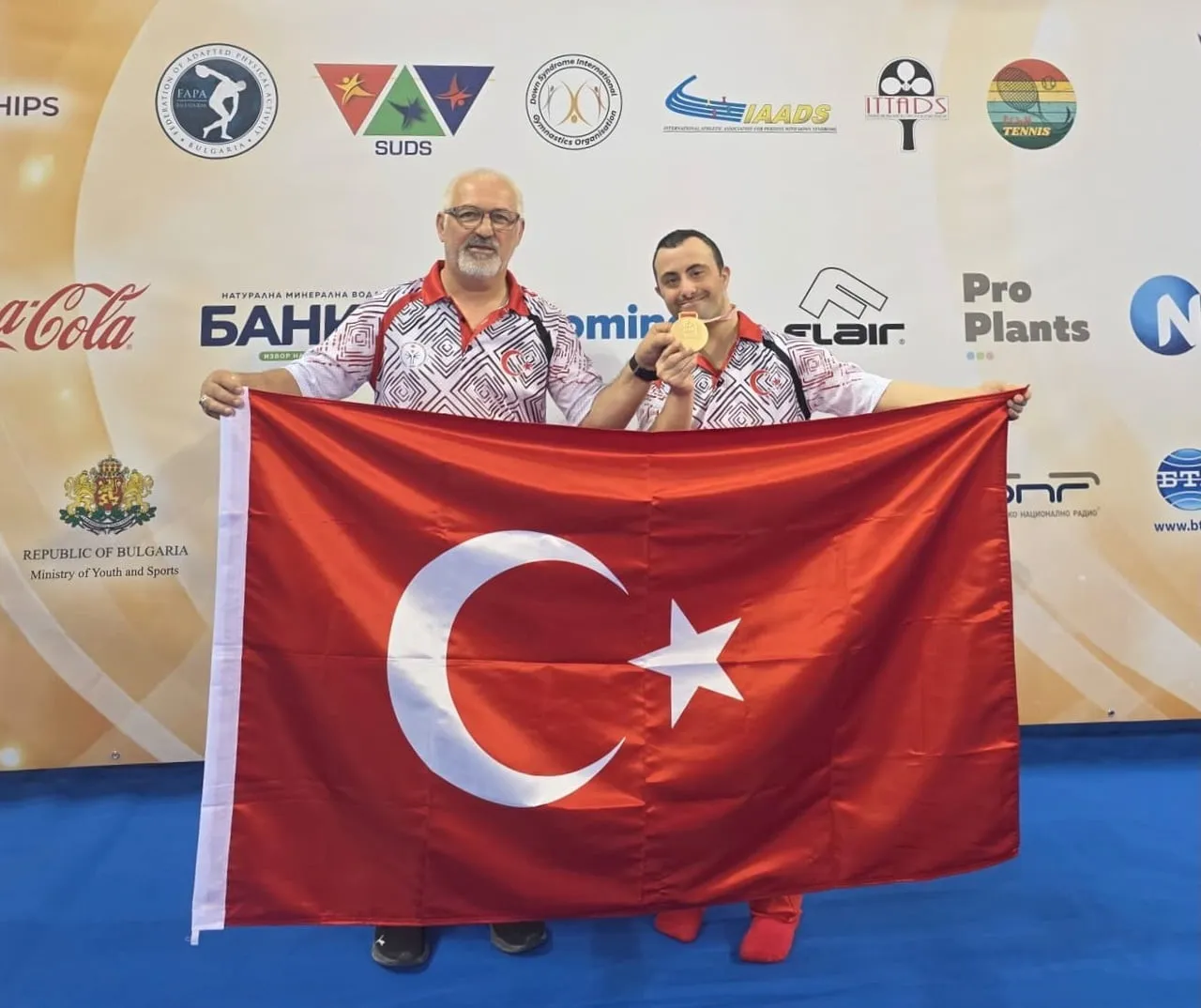 ALPER ÖZTÜRK (SAĞDA)