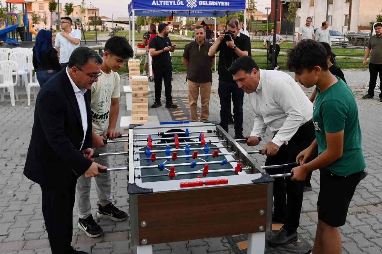 ALTIEYLÜL’ DE KIRSAL MAHALLELER YAZ AKŞAMLARINDA ŞENLENİYOR