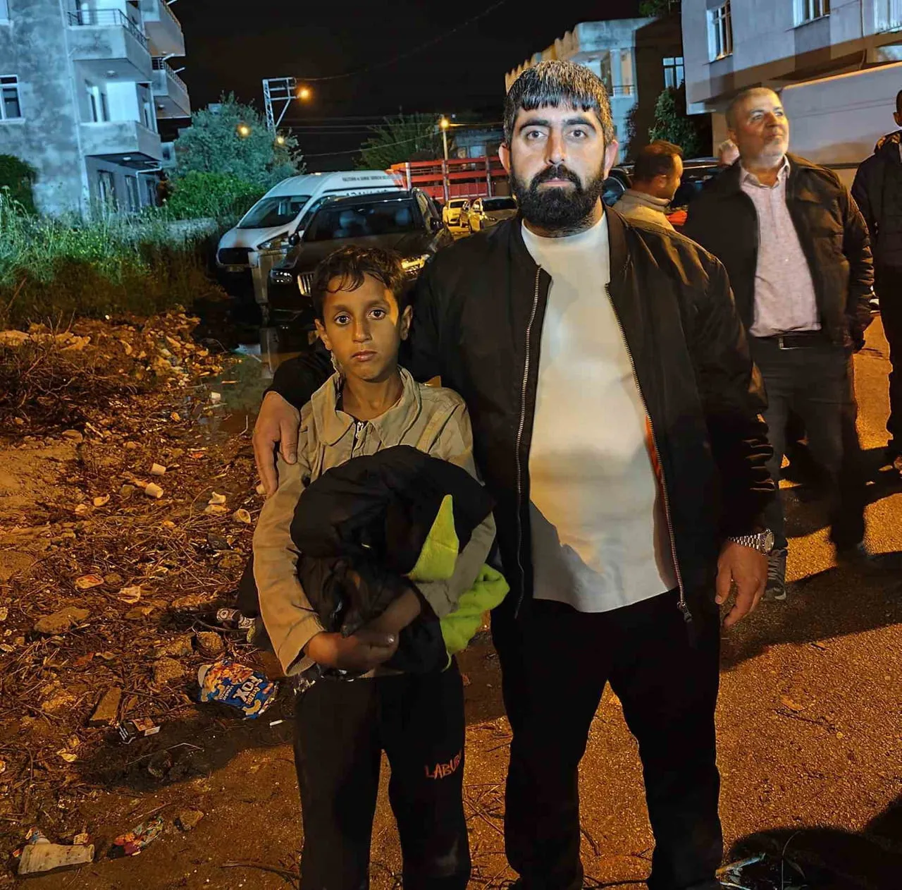 ALTINA GİRDİĞİ PARK HALİNDEKİ HAFİF TİCARİ ARACIN HAREKET ETMESİYLE EZİLMEKTEN SON ANDA KURTARILAN...