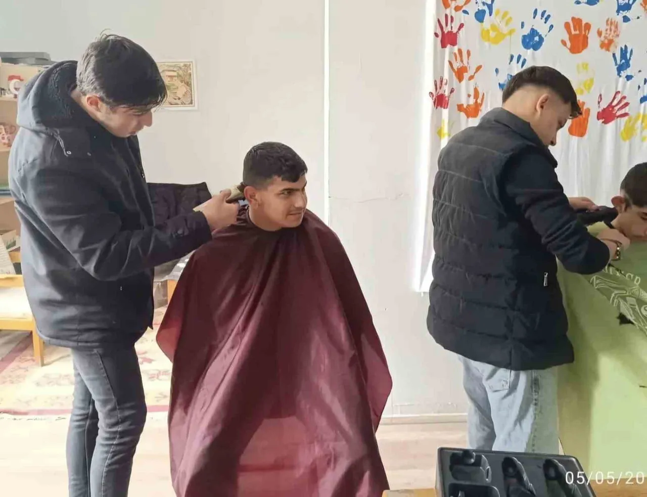 ALTINTAŞ’TA ÖZEL EĞİTİM ÖĞRENCİLERİNİN SAÇ BAKIMLARINI KUAFÖR ÖĞRENCİLER YAPTI