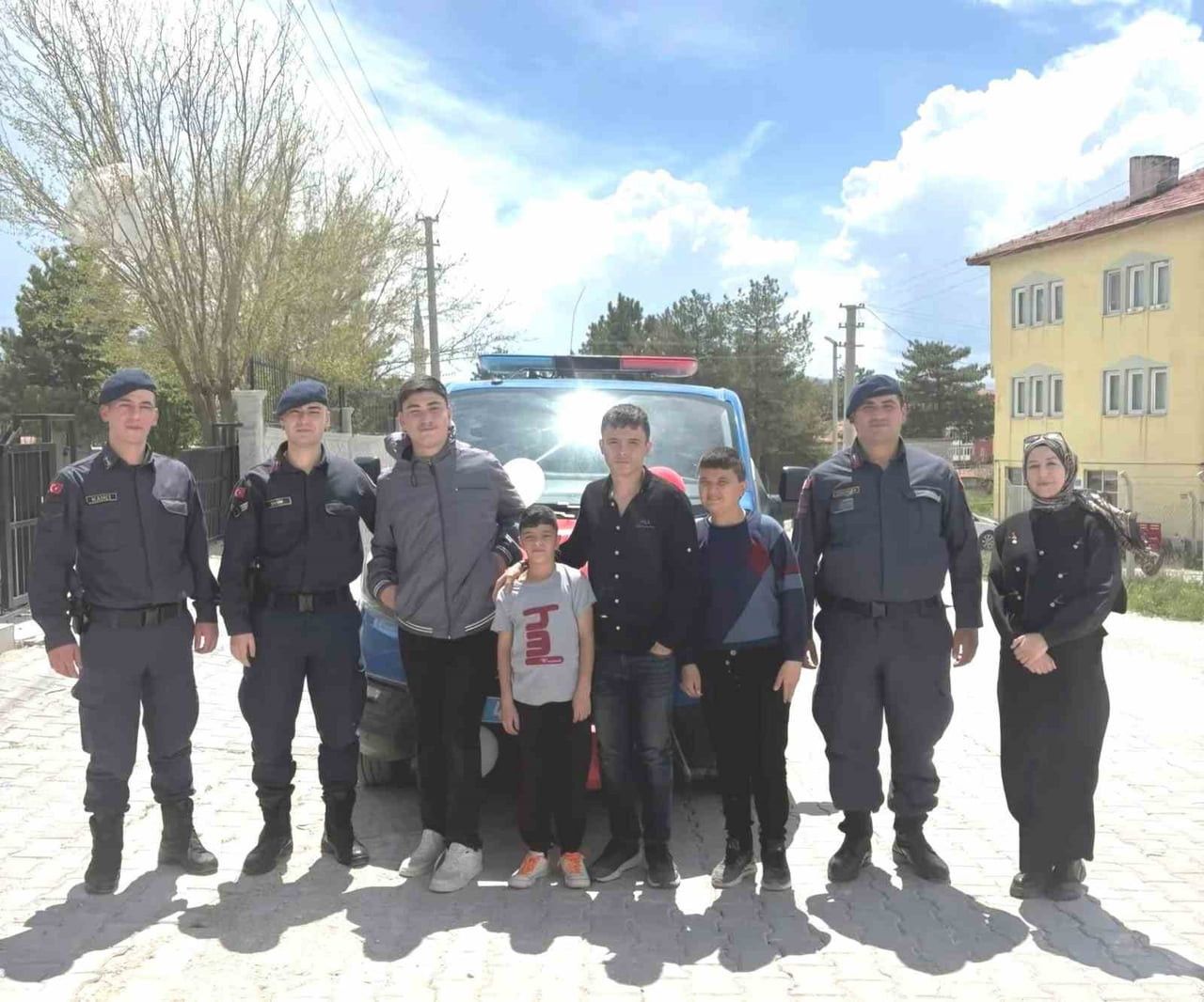 ALTINTAŞ’TA ÖZEL ÖĞRENCİLER EKİP ARAÇLARIYLA İLÇEYİ GEZDİ