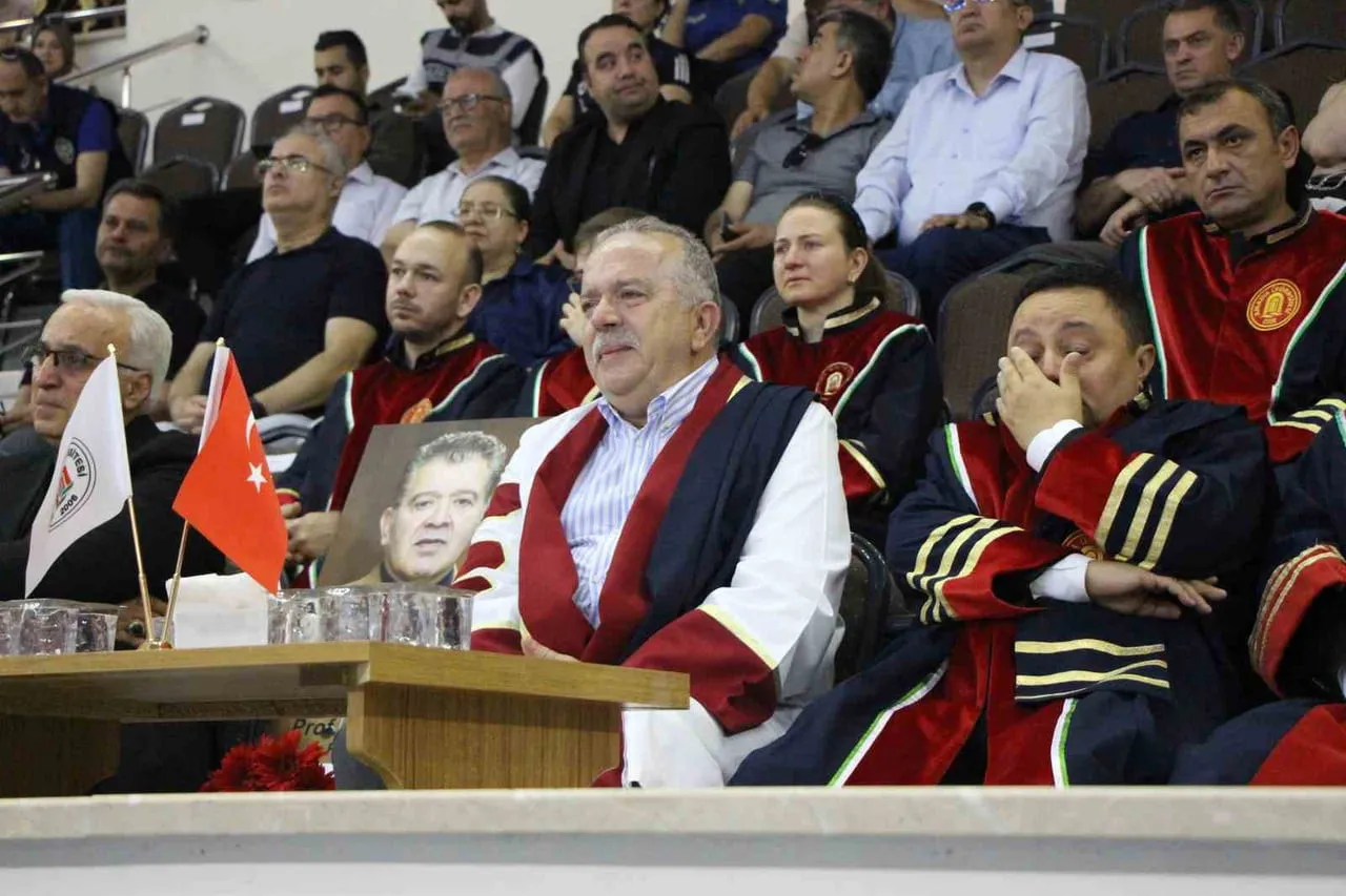 AMASYA ÜNİVERSİTESİ’NİN BU YILKİ MEZUNİYET TÖRENİNDE GÖZYAŞLARI SEL OLDU. AKADEMİSYENLER VE...