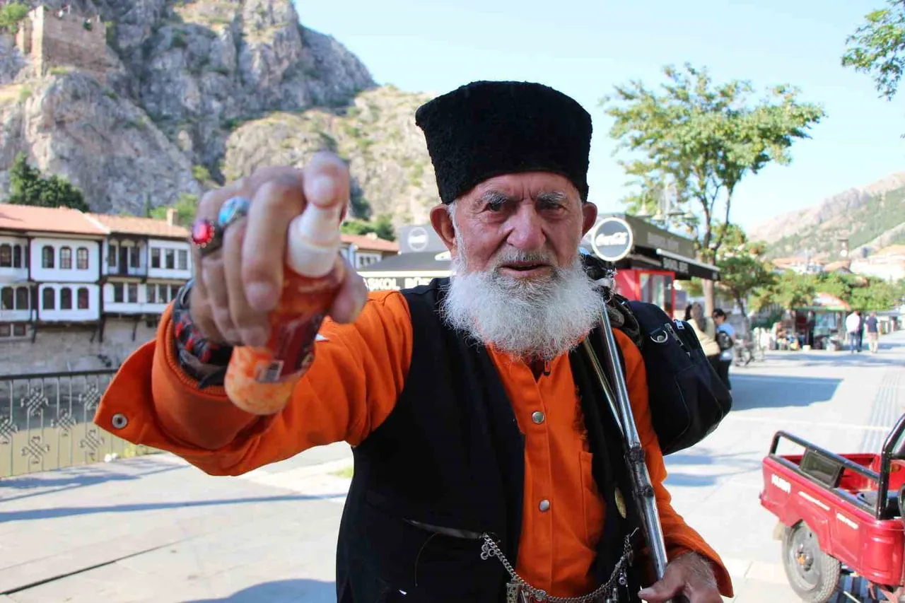AMASYA'DA 86 YAŞINDAKİ ELVAN DEDE UZUN YILLARDIR SOKAKLARDA ESANS SATARAK GEÇİMİNİ SAĞLIYOR