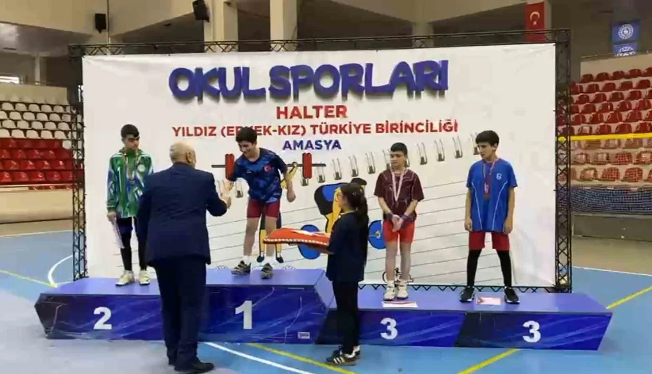AMASYA'DA DÜZENLENEN OKUL SPORLARI HALTER YILDIZ (ERKEK-KIZ) TÜRKİYE ŞAMPİYONASI'NDA 42 KİLODA...