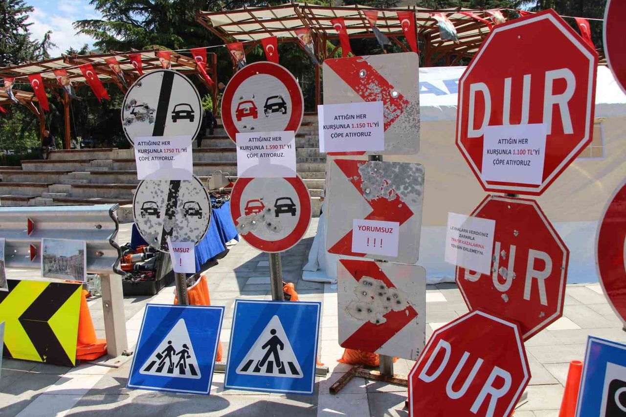 AMASYA'DA SİLAHLI MAGANDALARIN HEDEF TAHTASI HALİNE GELEN TRAFİK LEVHALARI SERGİLENDİ. DELİK...
