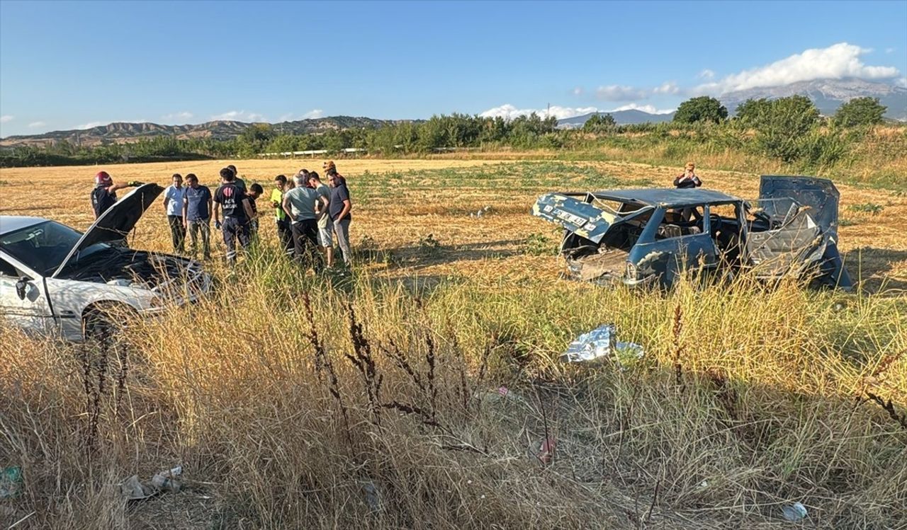 Amasya'nın Suluova ilçesindeki trafik kazasında 5 kişi yaralandı. Kaza yerine sağlık ekipleri sevk...