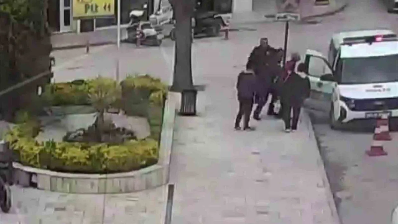 AMASYA’DA BOĞAZINA YİYECEK KAÇMASI ÜZERİNE ARACINDAN İNİP POLİS OTOSUNUN ÖNÜNE GELEN VATANDAŞIN...