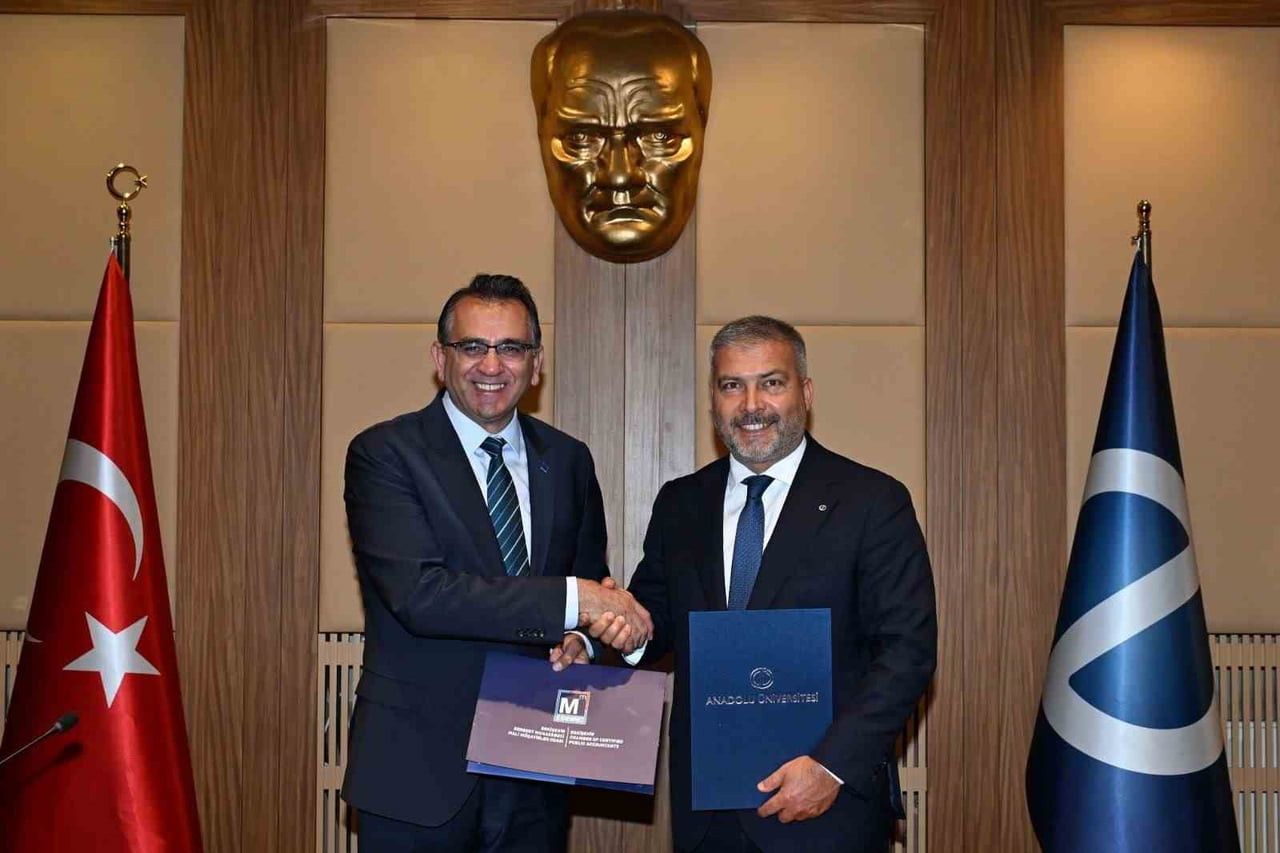 ANADOLU ÜNİVERSİTESİ REKTÖRLÜK SENATO ODASINDA GERÇEKLEŞTİRİLEN İMZA TÖRENİNE ANADOLU ÜNİVERSİTESİ...