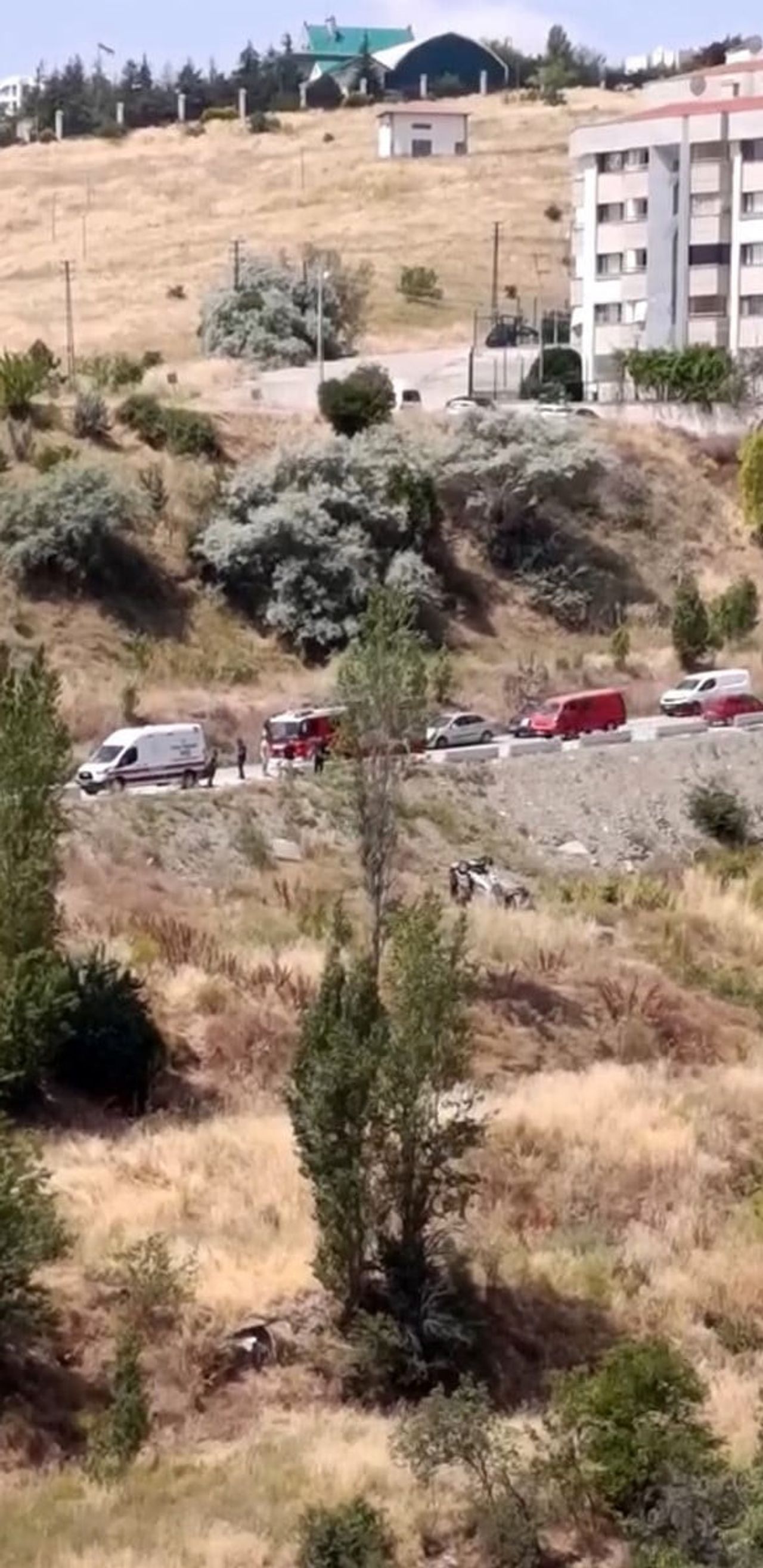ANKARA'DA ŞARAMPOLE YUVARLANAN OTOMOBİLİN SÜRÜCÜSÜ YARALANDI.