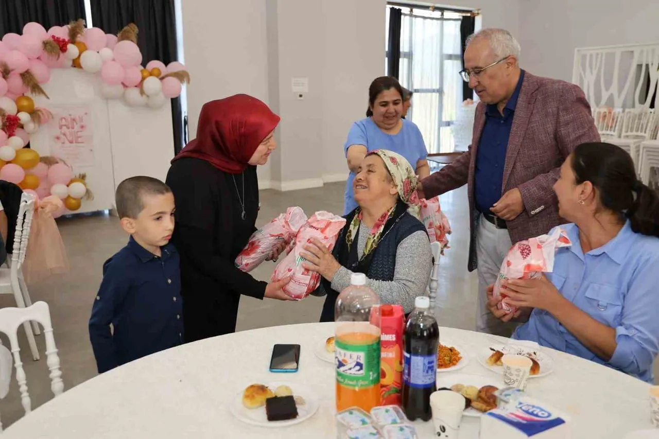 ANNELER GÜNÜ ETKİNLİKLERİ KAPSAMINDA ÇAMELİ BELEDİYESİ TARAFINDAN ANNELERE ÖZEL ANLAMLI BİR...