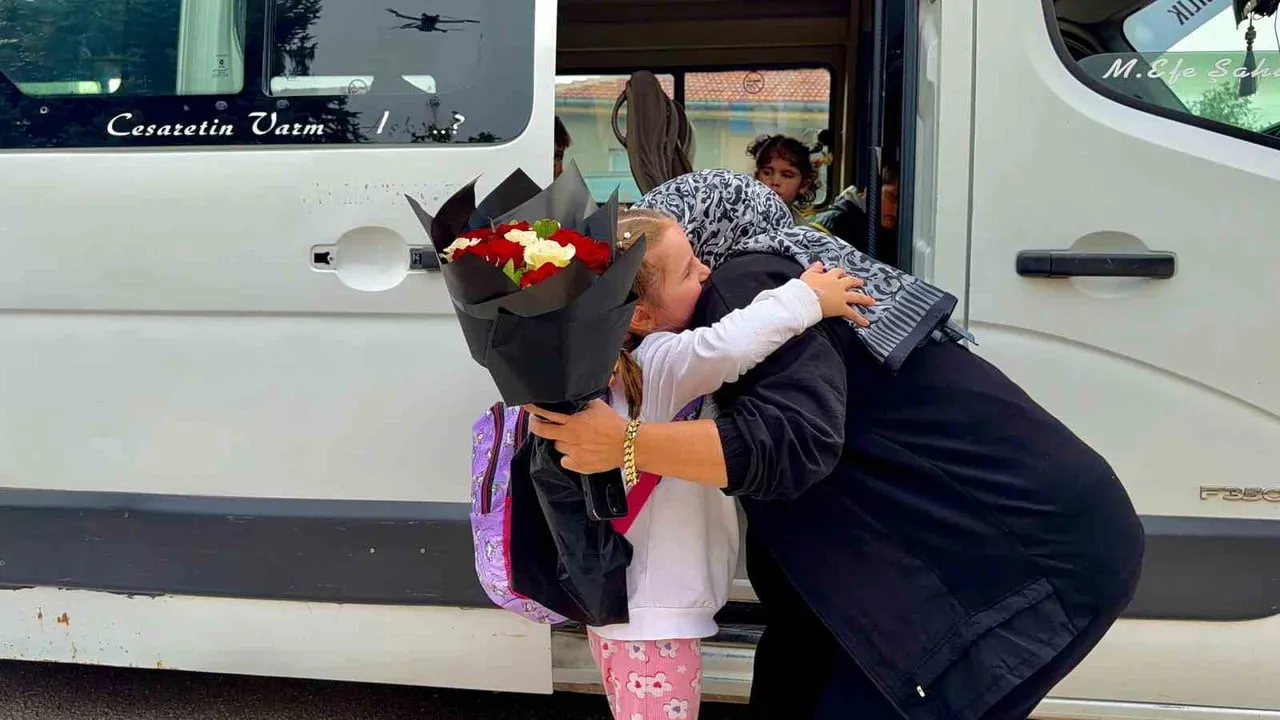ANNELER GÜNÜ'NDE HURİ ŞAHİN’İN SERVİSİNDE EĞİTİM GÖREN MİNİKLERDEN BİRİ, "HURİ ANNE" OLARAK...