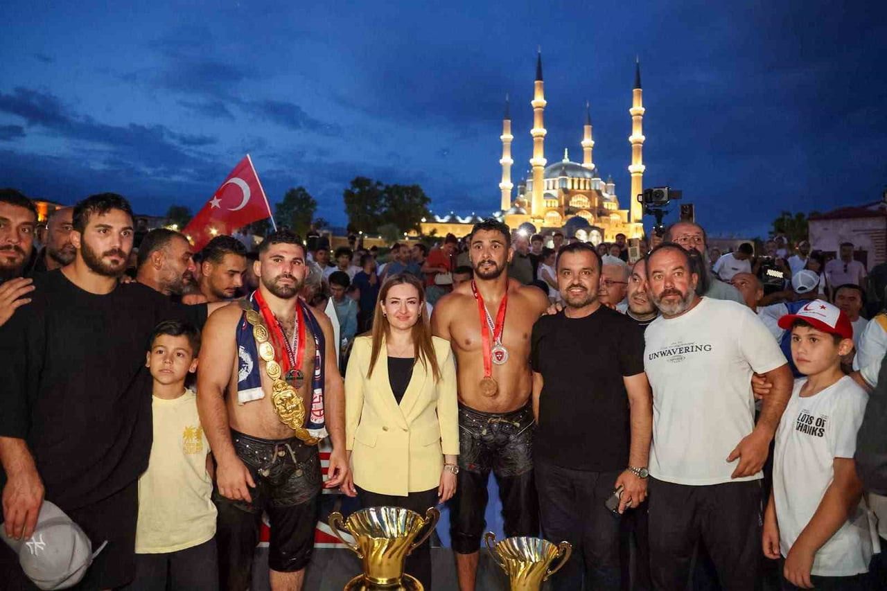 ANTALYA BÜYÜKŞEHİR BELEDİYESİ BAŞKAN VEKİLİ BÜŞRA ÖZDEMİR (ORTADA)
