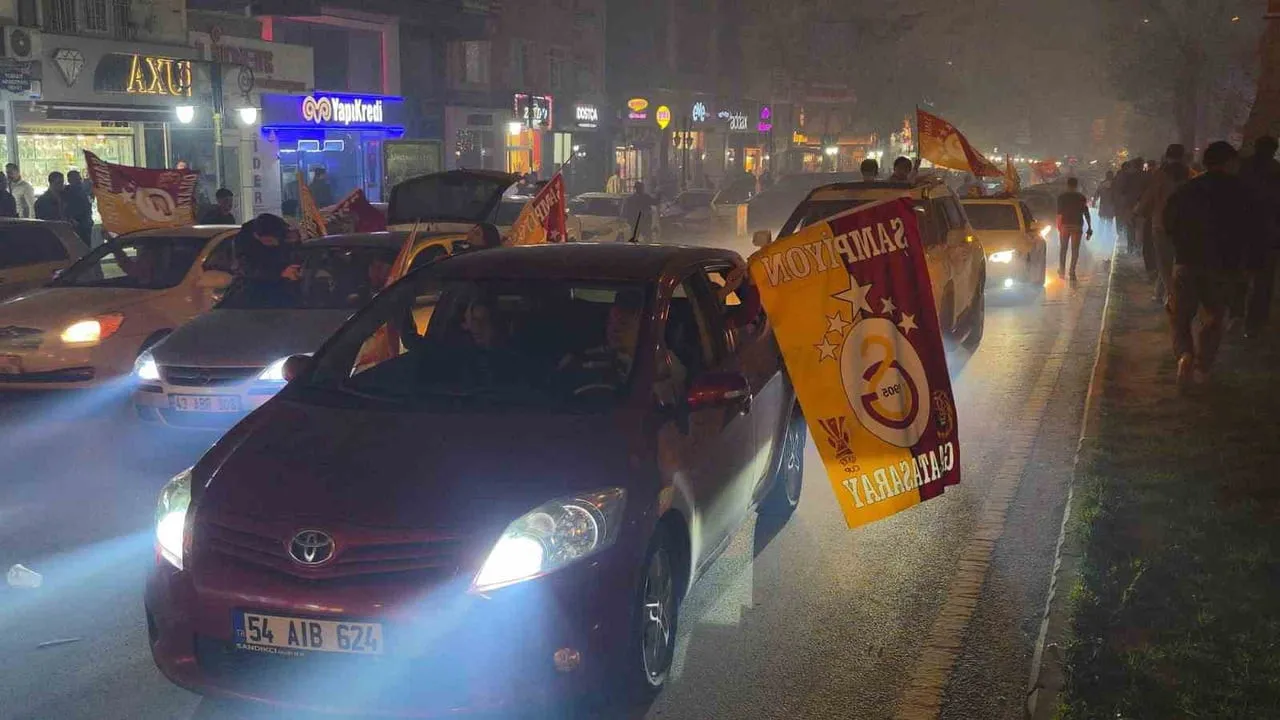 ANTALYA MAÇININ BİTİŞ DÜDÜĞÜNÜN ARDINDAN SARI-KIRMIZILI TARAFTARLAR ATATÜRK BULVARI VE ZAFER...