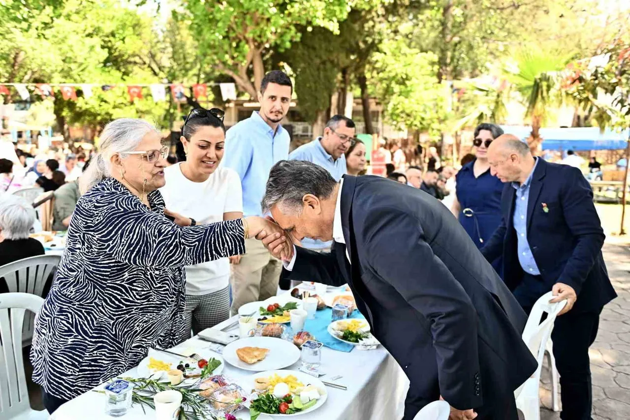 ANTALYA MURATPAŞA BELEDİYE BAŞKANI ÜMİT UYSAL, ANNELER GÜNÜ DOLAYISIYLA DÜZENLENEN KAHVALTI...
