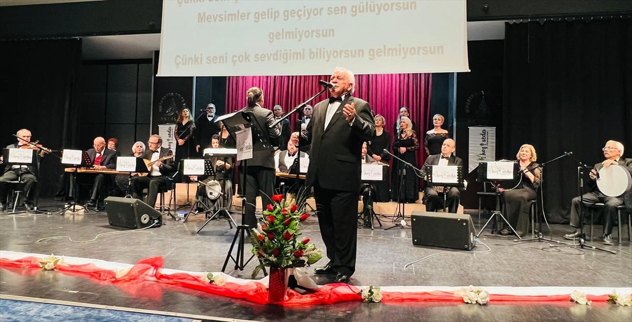 Antalya'da farklı yaş ve mesleklerden 20 emekli, oluşturdukları koroyla Türk sanat müziği...