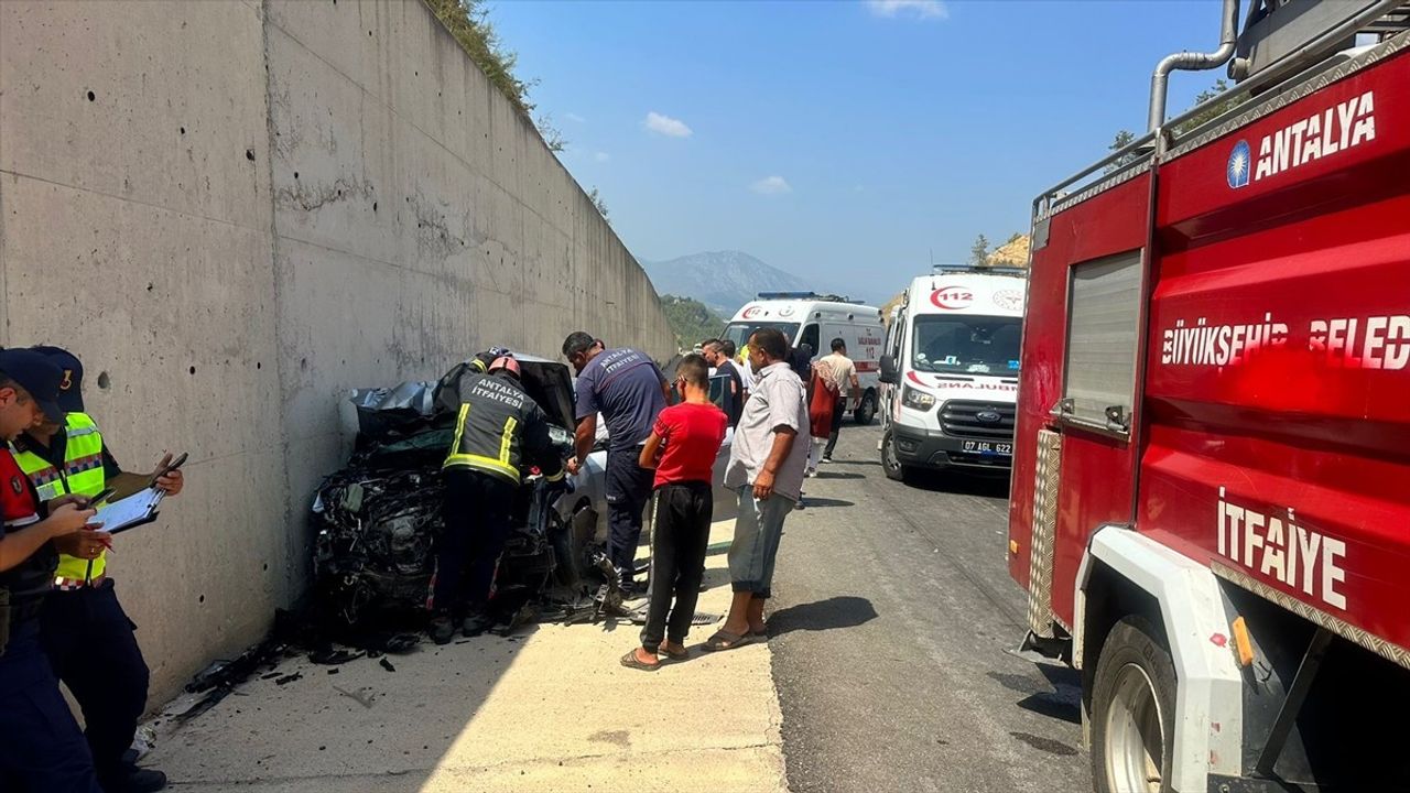 Antalya'da tırın dorsesine çarpan otomobildeki 1'i ağır 3 kişi yaralandı. Ekipler, araçta sıkışan...