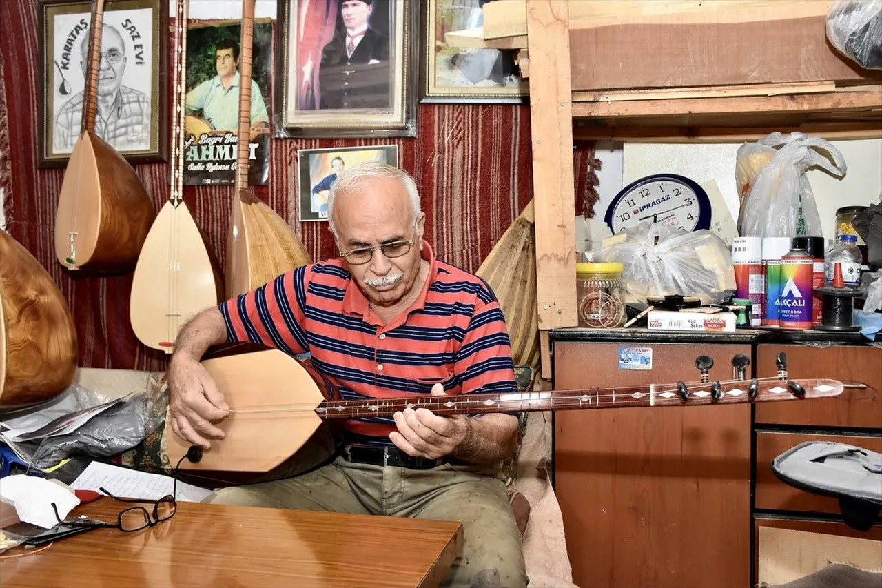 Antalya'da yaşayan 68 yaşındaki Ramazan Karataş, dedesinin gramofonundan dinlediği ve satın...