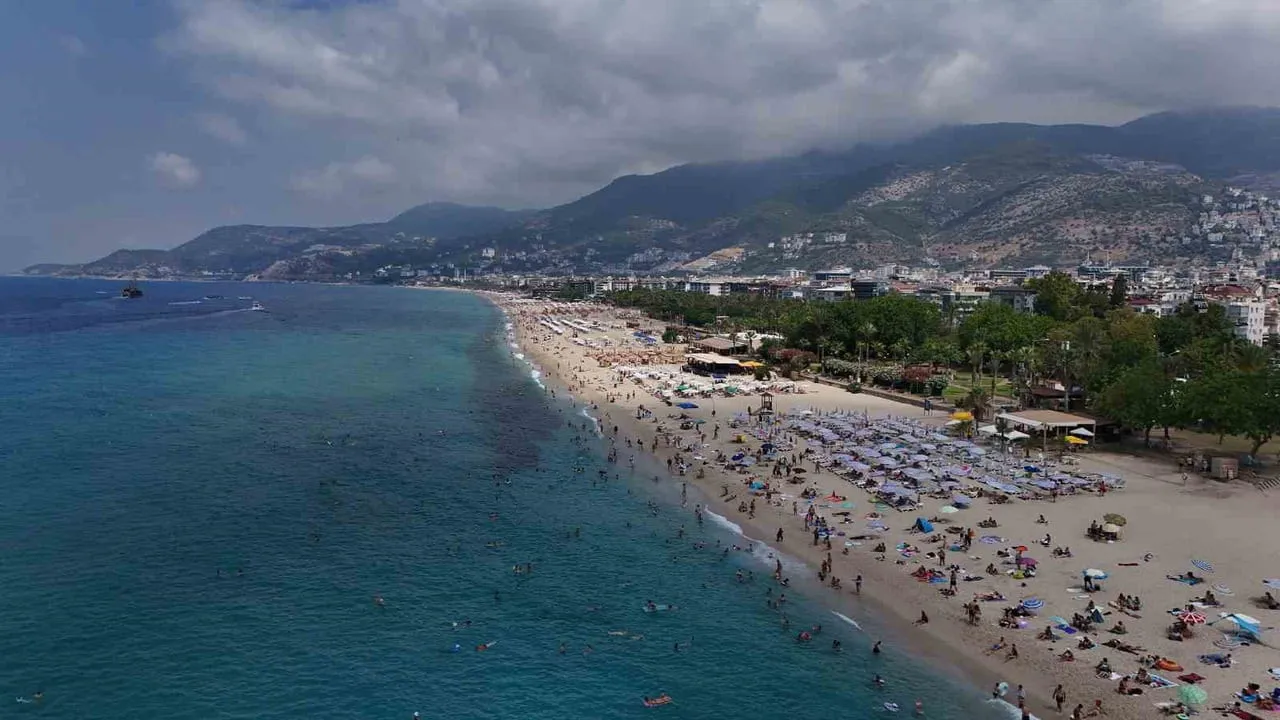 ANTALYA'NIN ALANYA İLÇESİNDE HAVA SICAKLIĞININ 33 DERECEYE, DENİZ SUYU SICAKLIĞININ İSE 29...