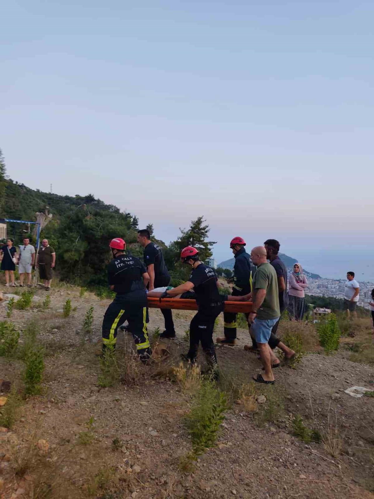 ANTALYA'NIN ALANYA İLÇESİNDE KONTROLDEN ÇIKAN ATV ARACI YAKLAŞIK 20 METRELİK UÇURUMA YUVARLANDI....