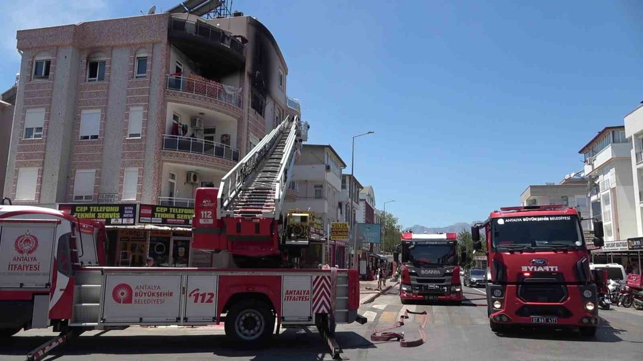 ANTALYA'NIN KEPEZ İLÇESİNDE BİR APARTMANIN EN ÜST KATINDA YANGIN ÇIKTI