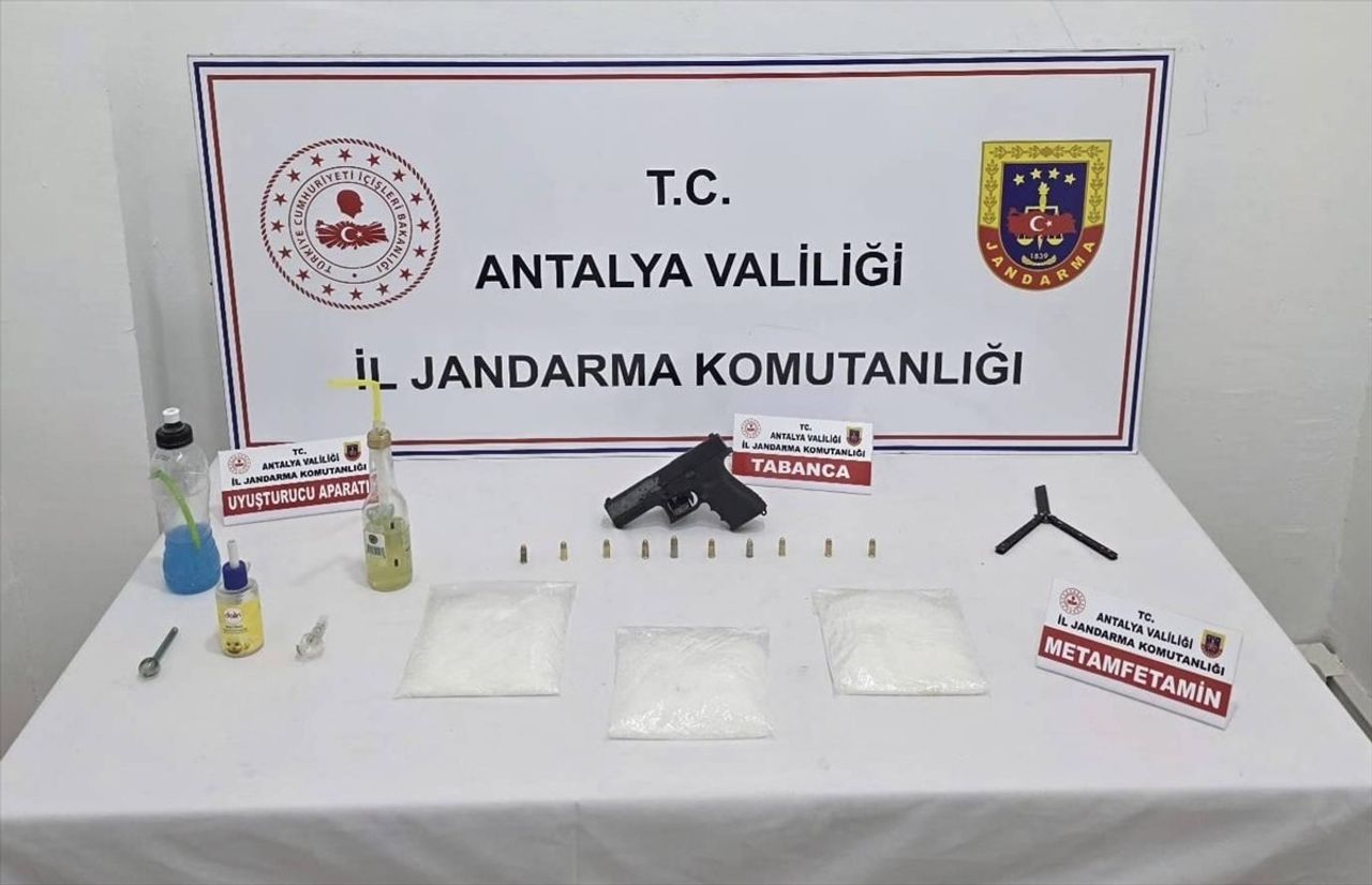 Antalya'nın Kepez ilçesinde düzenlenen uyuşturucu operasyonunda 2 şüpheli gözaltına...