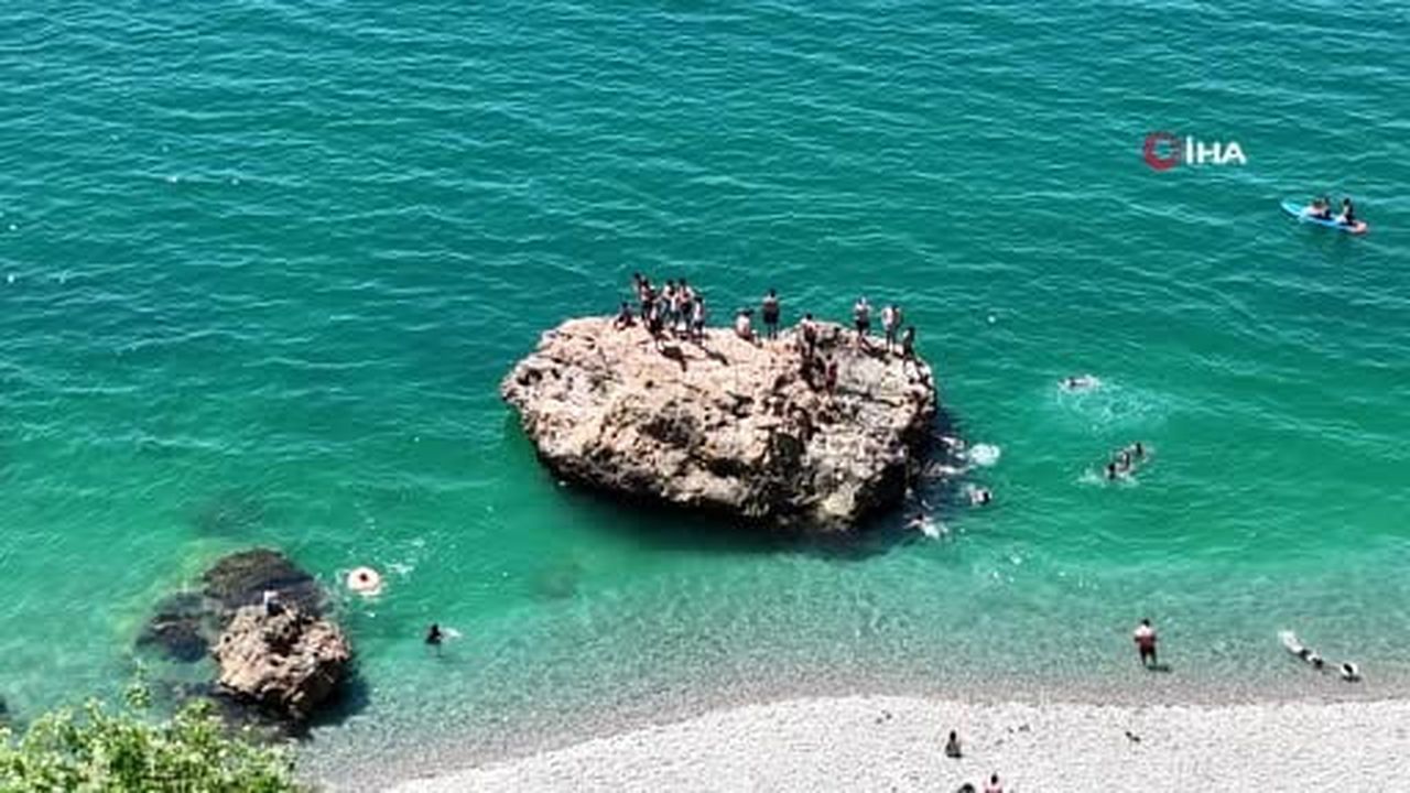 Antalya'nın yaylalarında karla mücadele, sahilinde deniz keyfi