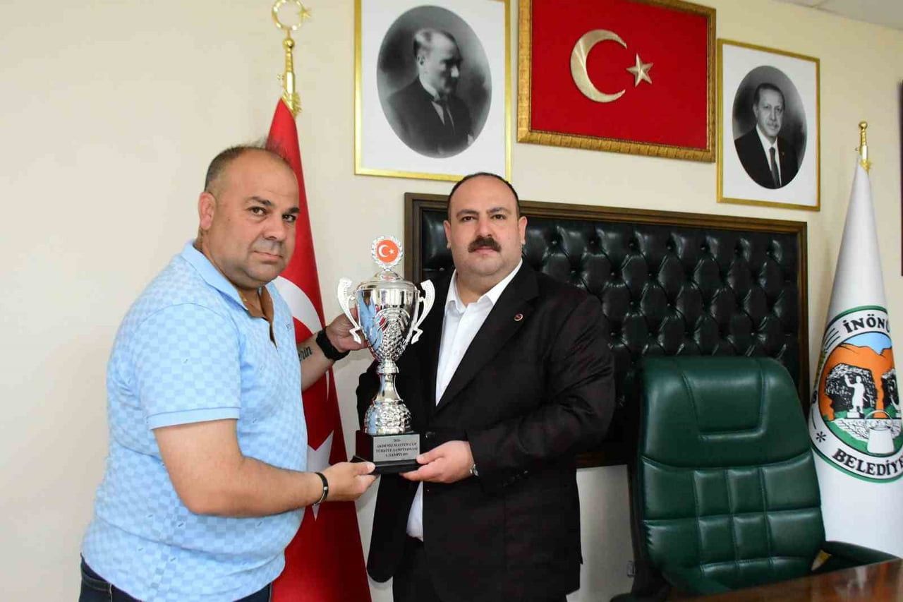 ANTALYA’DA DÜZENLENEN +40 MASTER ŞAMPİYON OLAN ESKİŞEHİR MASTERLAR TAKIMI TEKNİK DİREKTÖRÜ GÜROL...