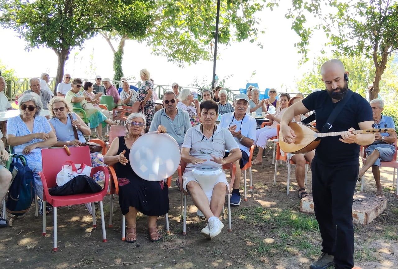ANTALYA’DA MURATPAŞA BELEDİYESİ’NİN FALEZ YAŞLI EVİ’NDE DÜZENLEDİĞİ TÜRK HALK MÜZİĞİ KORO...