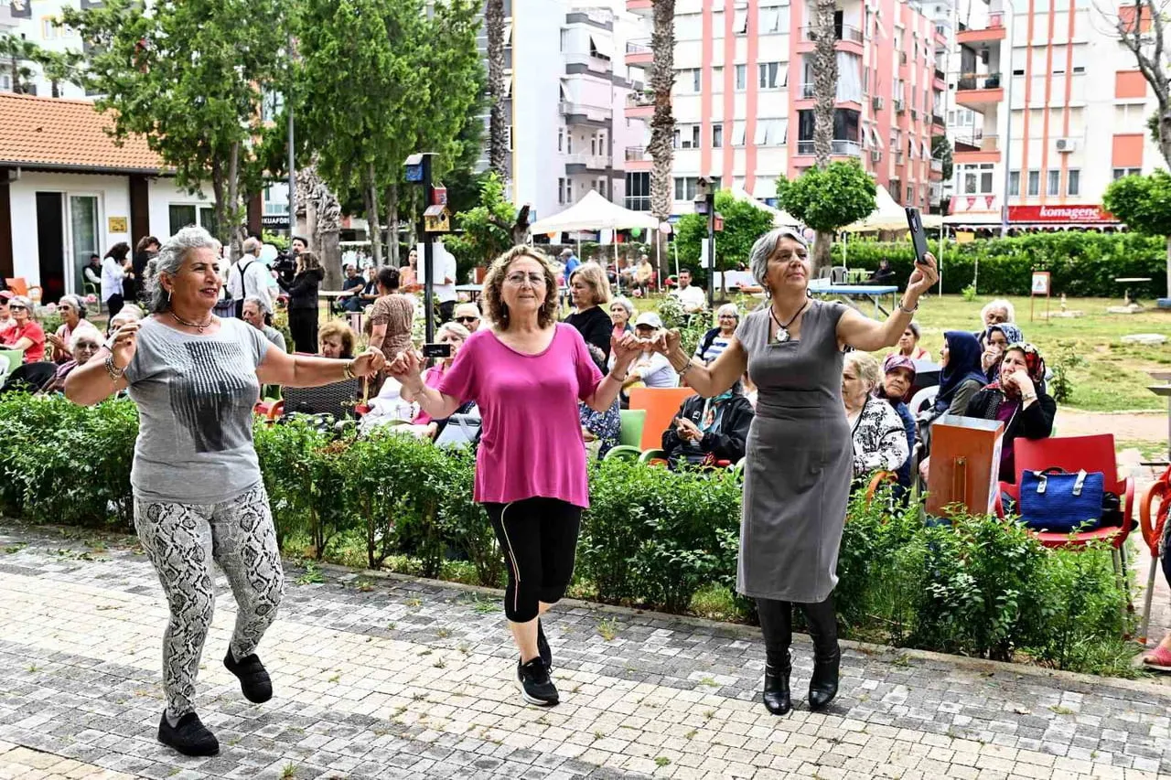 ANTALYA’DA MURATPAŞA BELEDİYESİ’NİN YAŞLI EVLERİ ÜYELERİ, BAHAR ŞENLİĞİNDE BİR ARAYA...