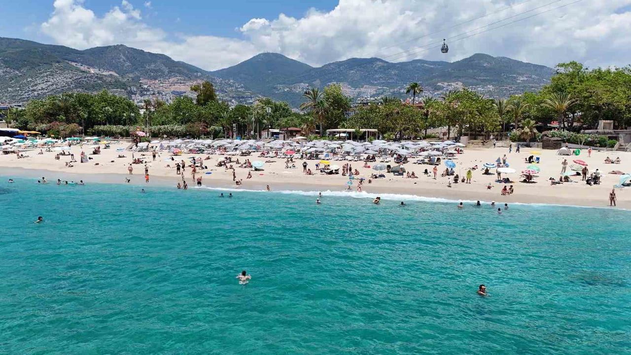 ANTALYA’NIN ALANYA İLÇESİNDE ETKİSİNİ ARTIRAN YAZ SICAKLARI, SAHİLLERİ HAREKETLENDİRDİ. HAVA...
