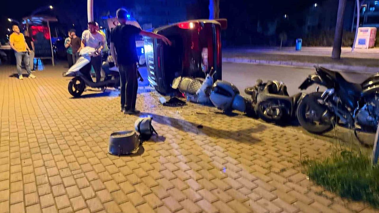 ANTALYA’NIN GAZİPAŞA İLÇESİNDE KONTROLDEN ÇIKAN OTOMOBİLİN PARK HALİNDEKİ ARAÇLARA ÇARPIP TAKLA...
