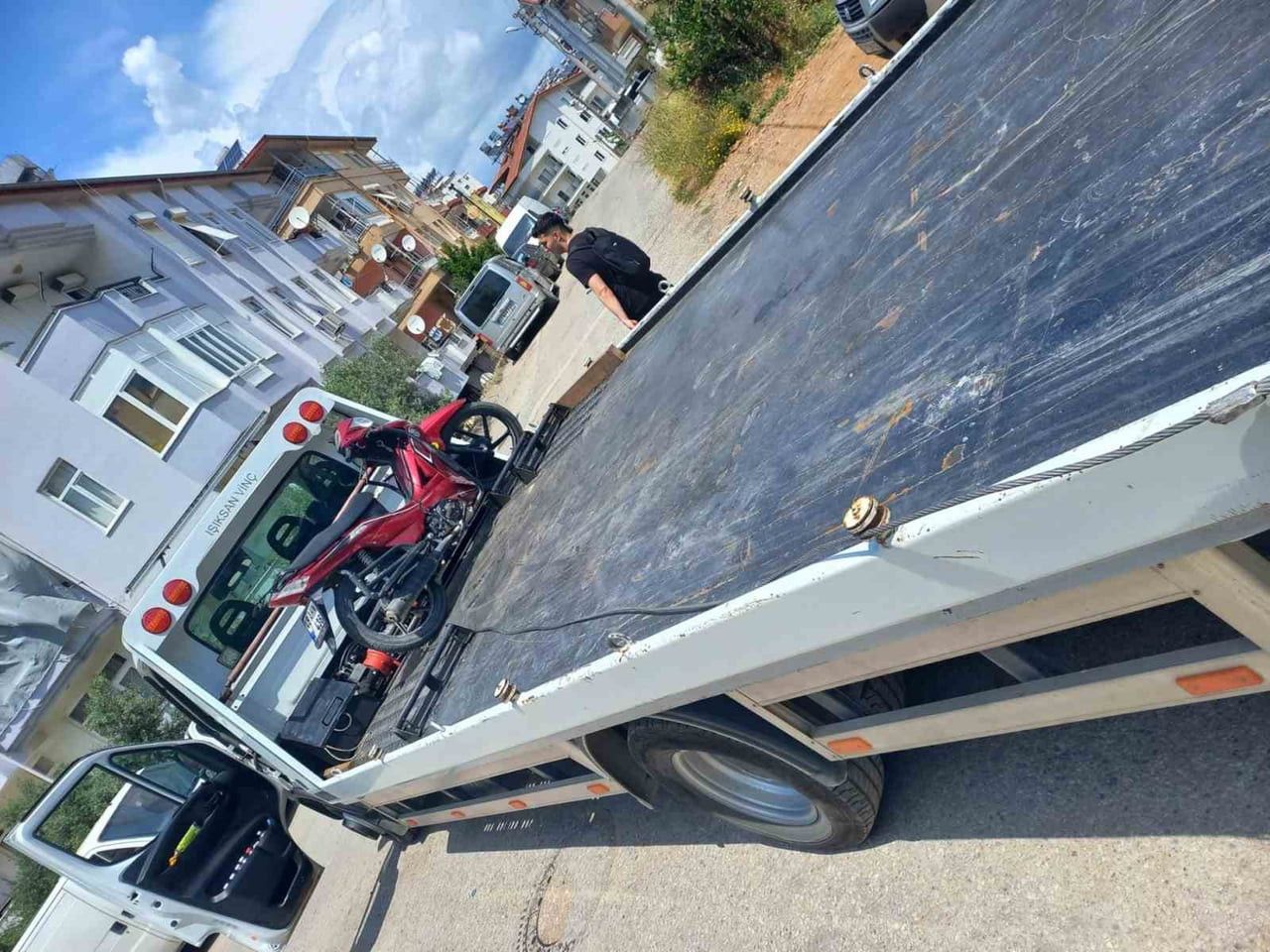 ANTALYA’NIN MANAVGAT İLÇESİNDE 14 YAŞINDAKİ ÇOCUĞUN KULLANDIĞI MOTOSİKLETİN PLAKASINI KAPATARAK...