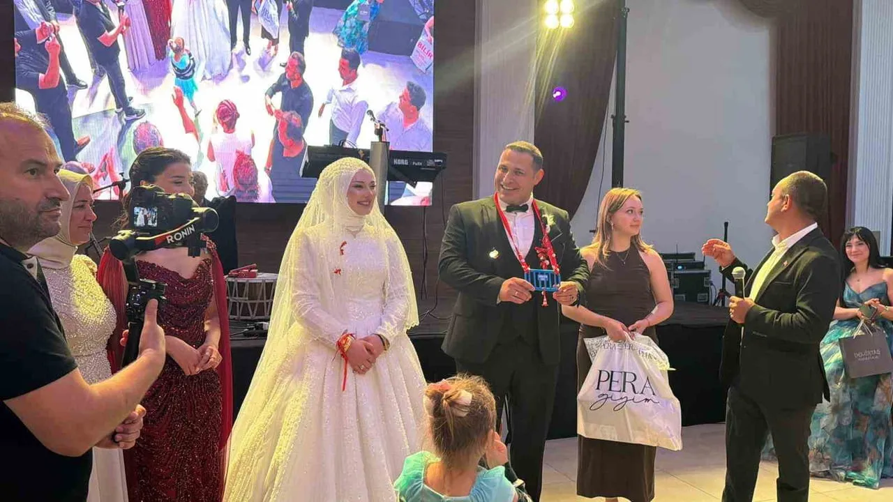 ANTALYA’NIN SERİK İLÇESİNDE DÜNYAEVİNE GİREN DAMADA, HAYATININ EN MUTLU GÜNÜNDE MESAİ...