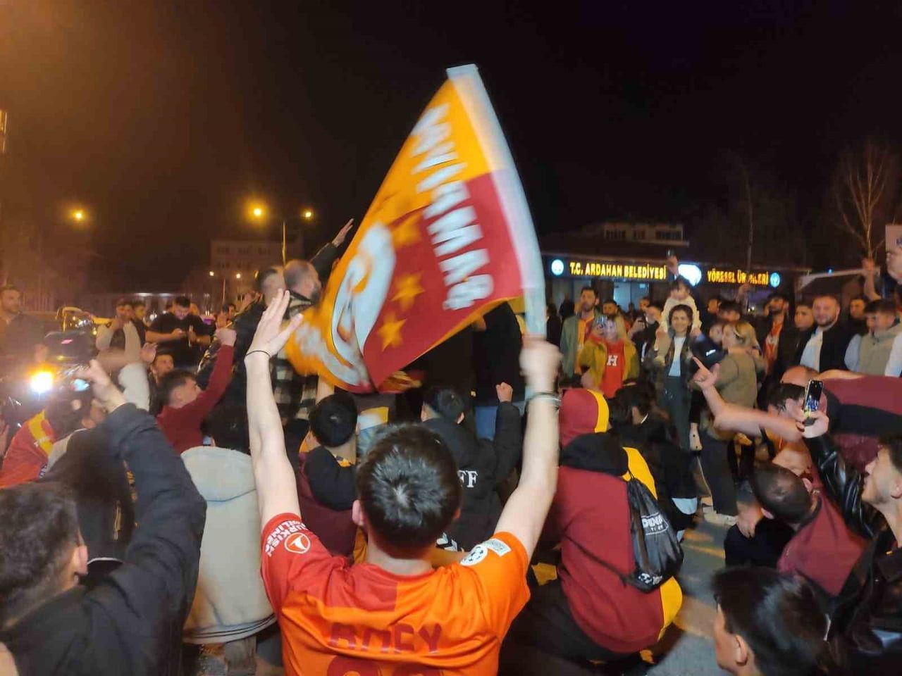ARDAHAN'DA GALATASARAY'IN ŞAMPİYONLUĞU COŞKUYLA KUTLANDI.