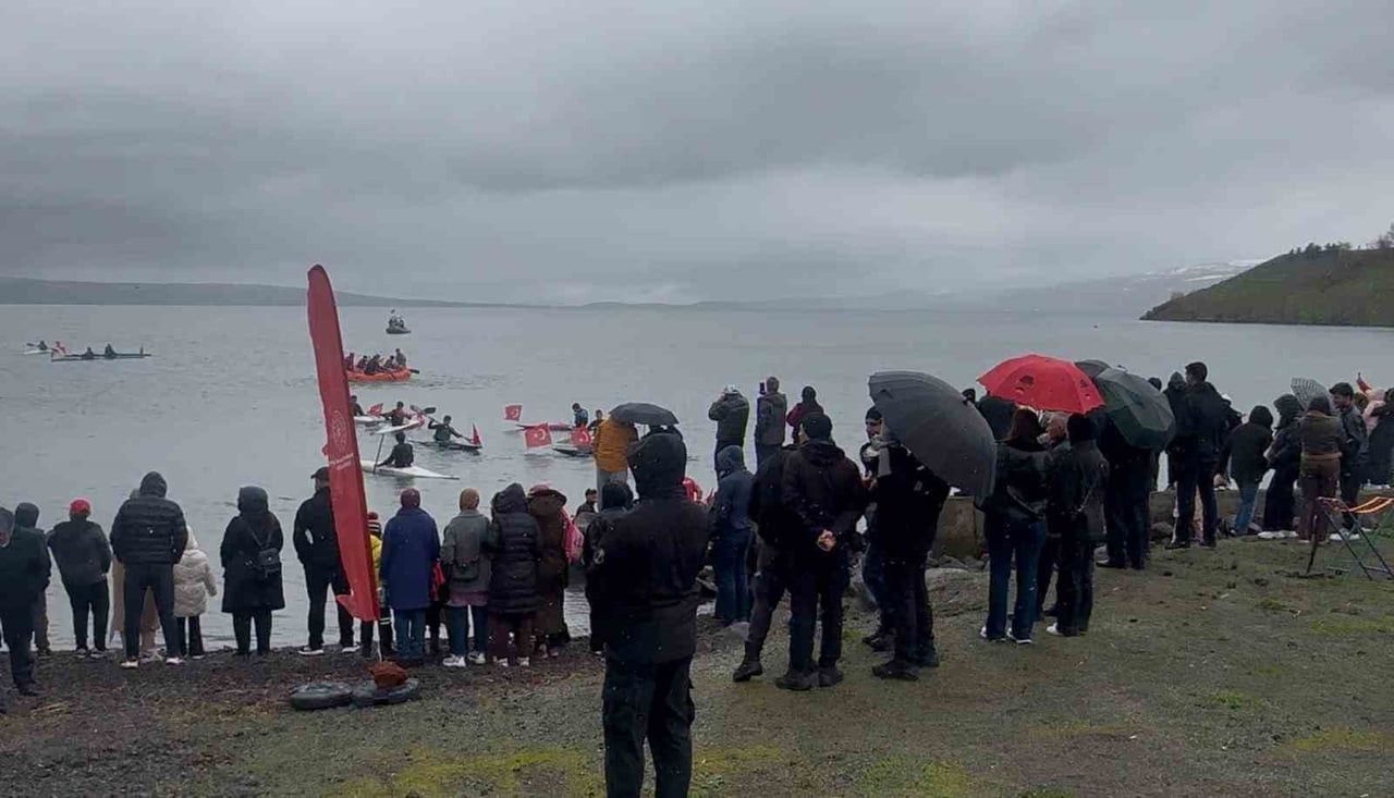 ARDAHAN’IN ÇILDIR İLÇESİNDE 19 MAYIS ATATÜRK’Ü ANMA GENÇLİK VE SPOR BAYRAMI DOLAYISIYLA GÖLDE...